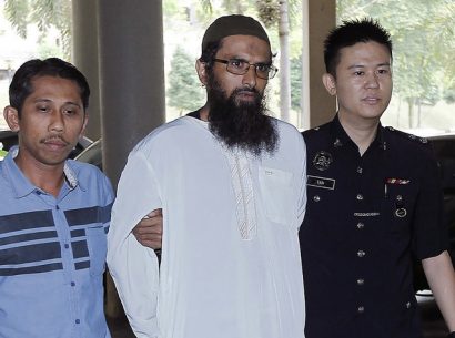 Salah Salem Saleh Sulaiman (giữa) được áp giải ra tòa - Ảnh: AP