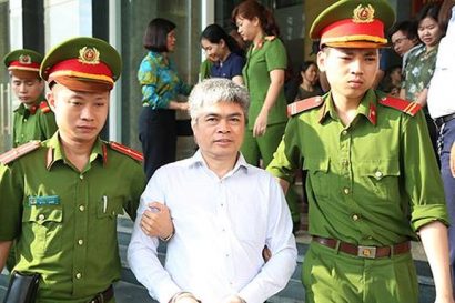  Ông Nguyễn Xuân Sơn rời tòa sau phiên xử phúc thẩm.