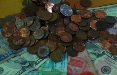 Đồng USD (Mỹ) và đồng Naira (Nigeria) (ảnh minh họa)