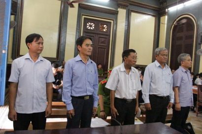 Các bị cáo nghe đại diện VKS đề nghị mức án.