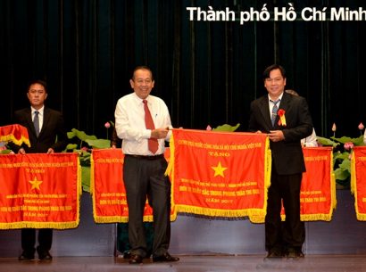 Phó Thủ tướng Thường trựcTrương Hòa Bình trao tặng thưởng Cờ thi đua của Chính phủ năm 2017 cho các tập thể tiêu biểu