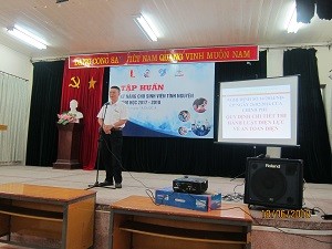 Đại diện ban an toàn EVNNPC truyền đạt các kiến thức về an toàn điện cho SVTN ĐHBK