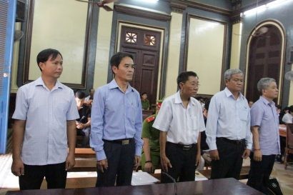  Các bị cáo tại tòa.