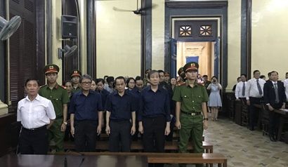  Các bị cáo nghe tuyên án