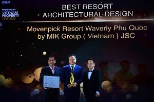 Trao giải Movenpick - TGĐ MIKGroup Nguyễn Vĩnh Trân (ngoài cùng)