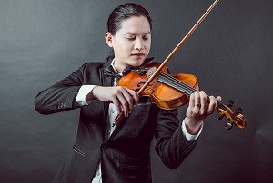 “Thần đồng Violin” Anh Tú giữ vai trò solist trong phần trình diễn mở màn sẽ dìu dắt và mở ra bầu không gian đầy đam mê trong khán phòng.