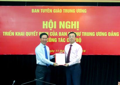  Đồng chí Võ Văn Thưởng(bên trái) trao Quyết định bổ nhiệm cho đồng chí Bùi Trường Giang