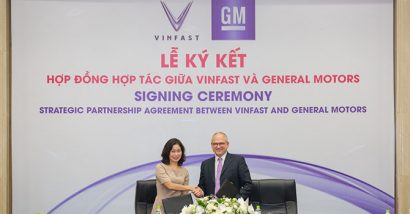Bà Lê Thị Thu Thủy – Phó Chủ tịch Vingroup kiêm Chủ tịch VinFast và ông Barry Engle, Phó Chủ tịch điều hành kiêm Chủ tịch GM quốc tế ký hợp đồng hợp tác chiến lược tại thị trường Việt Nam.