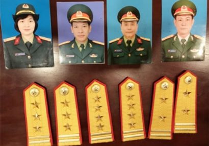  Các đối tượng Huế, Sơn, Hải và Long cùng các quân hàm giả sỹ quan quân đội để lừa đảo