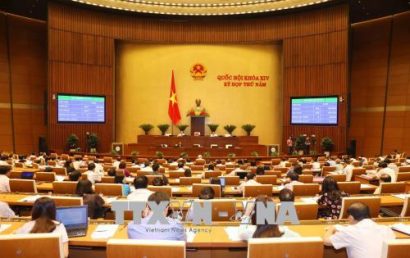 Các Đại biểu đã bấm nút thông qua luật Quốc phòng (sửa đổi) (Ảnh: TTXVN).