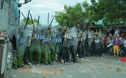  Hình ảnh cảnh sát kiên nhẫn lập bức tường chắn, vắt sức ngăn cản sự phá hoại của chính những người thiếu lý trí tại Bình Thuận mãi đi vào lòng người dân Việt. Ảnh internet.