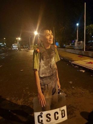  Nụ cười của chiến sĩ cảnh sát cơ động sau khi ngăn chặn các hành vi quá khích ở Bình Thuận đã khắc sâu vào trái tim của bao người Việt như một ngọn lửa yêu thương toả rạng giữa đêm bão tố. Ảnh internet.