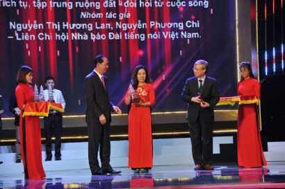  Chủ tịch nước Trần Đại Quang và Thường trực Ban Bí thư Trần Quốc Vượng trao giải cho các tác giả đoạt giải A