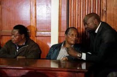  Luật sư Wycliff Ombatti (phải ảnh) nói chuyện với Tổng Giám đốc NYS Richard Ndubai khi xuất hiện tại tòa án ở Nairobi, Kenya ngày 29-5-201