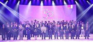 Ông Nguyễn Quốc Khánh – Giám đốc Điều hành Vinamilk cùng các đại diện công ty được xếp hạng “Top 50 công ty kinh doanh hiệu quả nhất Việt Nam” trên sân khấu sự kiện.