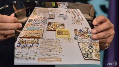 Cận cảnh số trang sức thu giữ từ cựu Thủ tướng Malaysia. - Ảnh: AFP