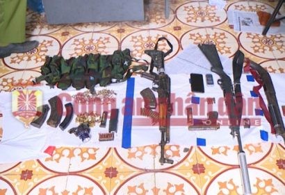  Vũ khí thu giữ trong trận đánh ngày 26, 27/6 tại bản Tà Dê. Ảnh Đại Ngàn