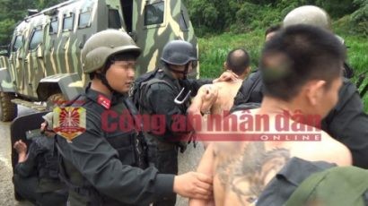  Lực lượng Công an bắt giữ 2 đối tượng trong trận đánh ngày 27/6 tại bản Tà Dê. Ảnh: Minh Phong