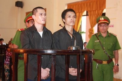  Bị cáo Linh (bên phải ảnh) tại phiên tòa sơ thẩm tháng 8-2017 của TAND tỉnh Kiên Giang. Ảnh PLO
