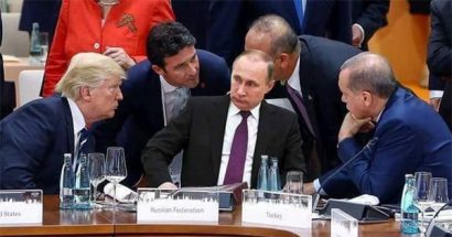 Bức ảnh giả chế cảnh các nguyên thủ thế giới vây quanh Tổng thống Nga Putin.