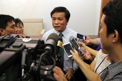  Phóng viên báo chí phỏng vấn các Đại biểu Quốc hội