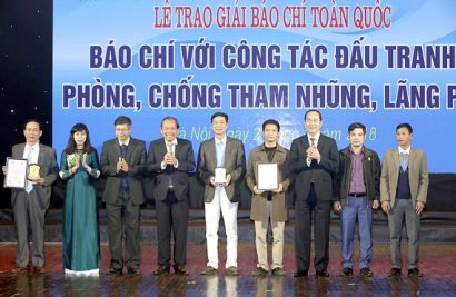 Chủ tịch Nước Trần Đại Quang và Phó Thủ tướng Trương Hòa Bình trao giải A cho các tác giả