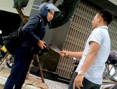 Luật hiện hành còn thiếu các chế tài nghiêm khắc để ngăn ngừa và răn đe đối với hành vi cản trở tác nghiệp và hành hung nhà báo (trong ảnh là một nhà báo bị dọa giết khi tác nghiệp). 