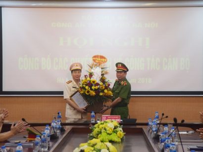 Thiếu tướng Đinh Văn Toản trao quyết định và chúc mừng đồng chí Nguyễn Bình. Ảnh ANTĐ.