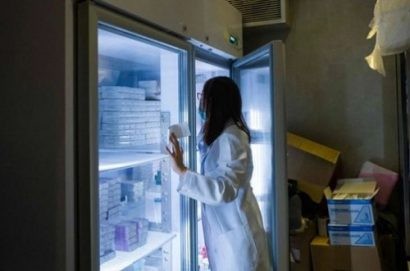  Y tá lấy vaccine từ tủ đông tại một cơ sở y tế ở Hong Kong. - Ảnh: AP