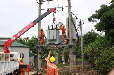 Công nhân Công ty Điện lực Sơn La thi công hoán đổi máy biến áp và tủ phân phối 0,4 kV tại Tiểu khu 3, Thị trấn Ít Ong (Mường La) 