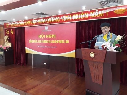 Đ/c Lê Anh Tuyến, Phó Tổng Thư ký, Trưởng ban Tổ chức - cán bộ trình bày một số dự thảo văn bản trình hội nghị