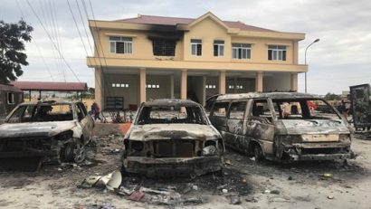  Nhiều ô tô bị các đối tượng quá khích đốt cháy trong sân trụ sở Trạm Cảnh sát PCCC của Công an tỉnh Bình Thuận