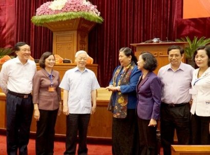  Tổng Bí thư Nguyễn Phú Trọng trao đổi với các đại biểu. Ảnh: VGP/Nguyễn Hoàng