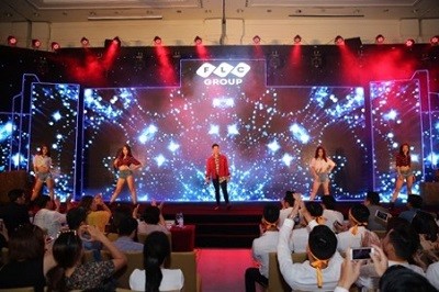  Không khí của sự kiện luôn được dàn dựng như đại nhạc hội