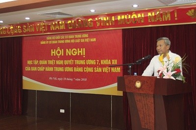  Đồng chí Trần Hồng Hà báo cáo tại Hội nghị.