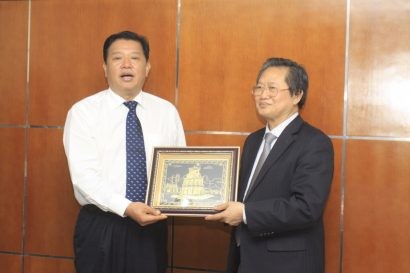  Hội Luật gia Việt Nam tặng quà cho Hội Luật học tỉnh Sơn Đông