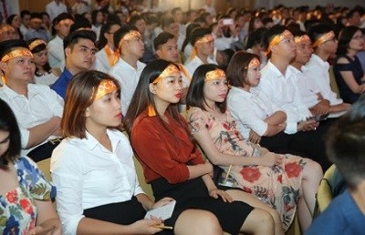 Khách mời đại lý chăm chú lắng nghe thuyết trình