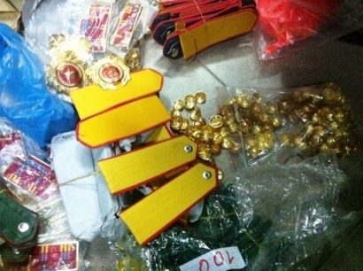  Nhiều đồ quân trang, quân dụng, công cụ hỗ trợ của ngành Công an được bán ở các cửa hàng. (Nguồn: Internet).