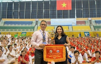  Nhà tài trợ Vinamilk Sure Prevent nhận cúp và cờ lưu niệm từ Ban Tổ Chức giải thi đấu