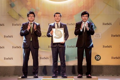  Ông Đỗ Thanh Tuấn – Giám đốc Đối Ngoại Vinamilk trên sân khấu nhận chứng nhận của Lễ vinh danh Top 50 công ty niêm yết tốt nhất Việt Nam.