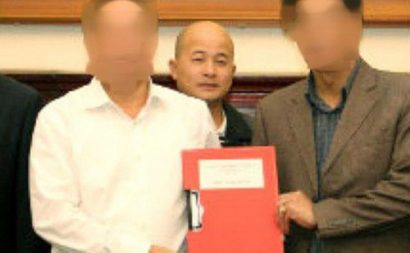  Đinh Ngọc Hệ (đứng giữa) tại lễ ký kết hợp đồng dự án đầu tư xây dựng cầu Việt Trì mới theo hình thức BOT. (Ảnh: Internet).