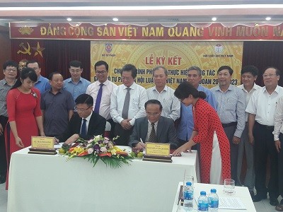 Chủ tịch Hội Luật gia VN Nguyễn Văn Quyền và Bộ trưởng Bộ Tư pháp Lê Thành Long đại diện cho hai cơ quan kí kết chương trình phối hợp công tác
