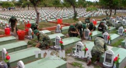 Đoàn viên thanh niên chuẩn bị cho lễ thắp nến tri ân tại nghĩa trang Liệt sỹ tỉnh Phú Yên. Ảnh: Xuân Triệu/TTXVN