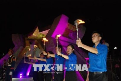 Các đoàn viên, thanh niên thực hiện nghi lễ rước đuốc ở Nghĩa trang Liệt sỹ Quốc gia Đường 9. Ảnh: Thanh Thủy/TTXVN