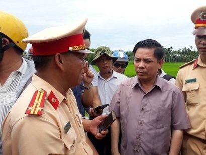 Bộ trưởng Nguyễn Văn Thể trực tiếp có mặt tại hiện trường chỉ đạo xử lý, khắc phục hậu quả vụ tai nạn.