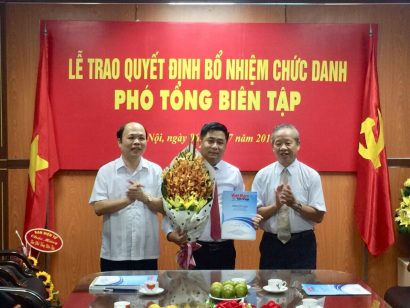 Ông Phạm Hữu Tiến - Viện trưởng Viện CSPLQL (người ngoài cùng bên phải) và ông Đoàn Mạnh Phương - Tổng Biên tập Tạp chí VNHN (người ngoài cùng bên trái) trao Quyết định và tặng hoa cho Tân Phó Tổng Biên tập Trần Văn Ánh.