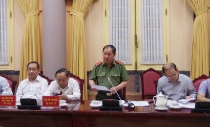 Trung tướng Hoàng Phước Thuận (Cục trưởng Cục An ninh mạng) trình bày một số nội dung nổi bật của Luật An ninh mạng tại buổi họp báo ngày 28/6 công bố Lệnh của Chủ tịch nước về công bố 7 Luật được thông qua tại kỳ họp thứ 5, Quốc hội khóa XIV (nguồn ảnh: vtc.vn)