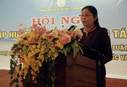 Bà Huỳnh Nữ Thu Hà – PCT UBND tỉnh Gia Lai phát biểu chào mừng Hội nghị sáng 26/7
