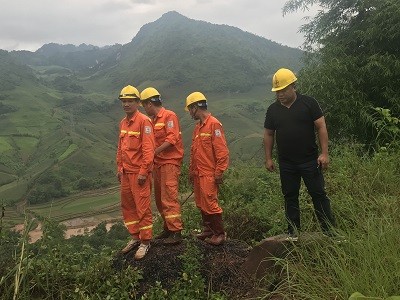 Các đơn vị liên quan kiểm tra khắc phục bão lũ đổ cột DZ 110 kV tại Chiềng Hắc Mộc Châu Sơn La và kiểm tra các vị trí có nguy cơ đổ cột