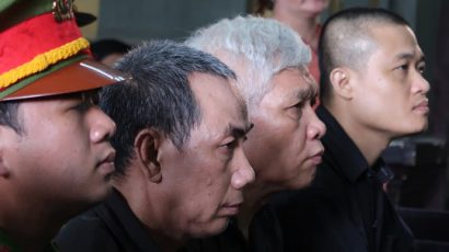 Ông trùm Phú (đầu tiên, trái) và các đồng phạm. Ảnh: NLĐ.